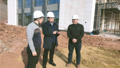 遂寧興業(yè)集團(tuán)黨委副書記、監(jiān)事會主席、工會主席石鎮(zhèn)槐深入遂寧市興學(xué)商務(wù)中心項(xiàng)目、公共衛(wèi)生臨床醫(yī)療中心一期項(xiàng)目進(jìn)行實(shí)地巡查